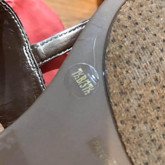 🏵BCBG Floral Snakeskin Sandals - Picture 8 of 8